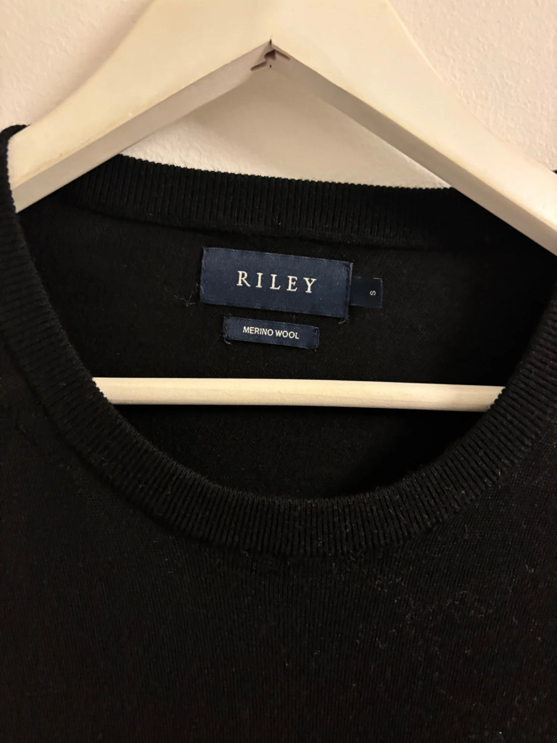 Svart merinoulltröja från Riley - 1