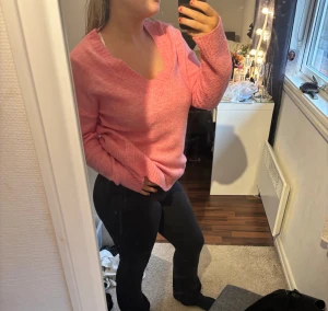 Rosa stickad tröja från Lefties - Mysig rosa stickad tröja från Lefties i storlek S. Tröjan har en snygg v-ringad hals och långa ärmar med ribbade muddar. Vid snabb affär kan priset diskuteras. Har du frågor, bara att skriva💞