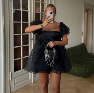 SÖKER klänning nakd  - SÖKER denna klänningen i en 32