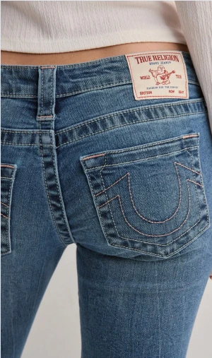 True Religion blå bootcut jeans - Säljer mina true religion ”Nelly ultra low Rise joey flare” jeans. Dom är uppsydda då dom va för långa för mig, men kommer nu inte till användning så jag tänkte sälja dom. Om ni har några frågor eller undrar över några mått är de bara att höra av sig!💕pris går att diskutera!