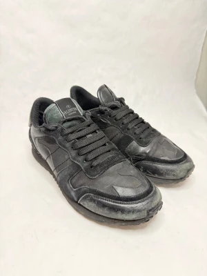 Valentino Garavani svarta sneakers - Svarta sneakers från Valentino Garavani i storlek 40. Endast skor ingår. Hör av dig om du har frågor eller funderingar.