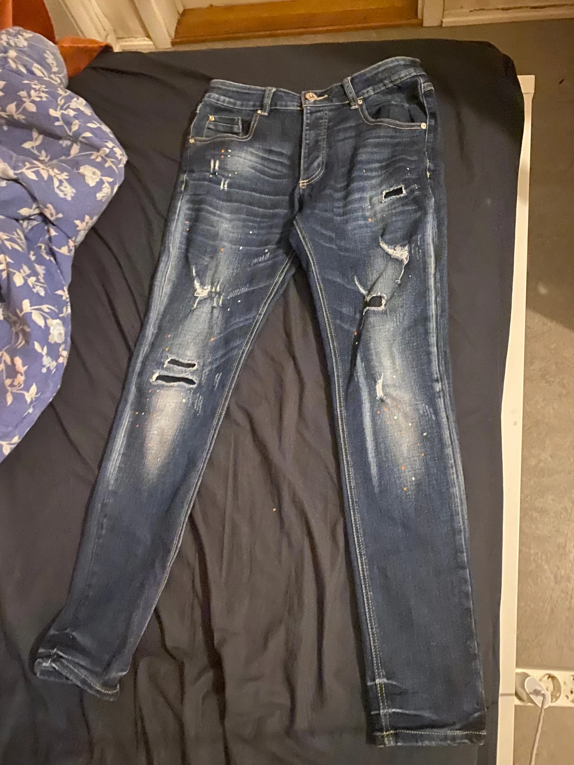 Mörkblå skinny jeans med slitningar - 2