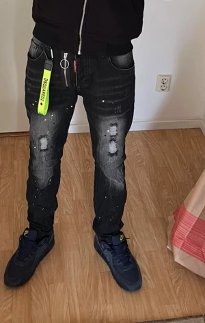  Svartgråa jeans -  Hej nu vill jag sälja mina svart gråa jeans. De är i jättebra skick använda en gång av en kompis men den passade inte mig den är väldigt stilren och passar dig som gillar street Ware eller og Grejer pris kan diskuteras