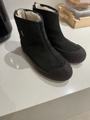 Bally Curling Kängor  - Hej, säljer dessa Bally kängor då de inte kommer till användning. De är använda ett fåtal gånger.