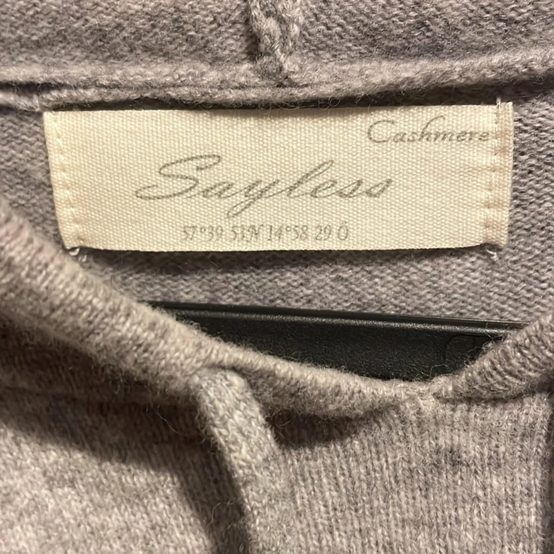 Grå hoodie i kashmir från Sayless - 2