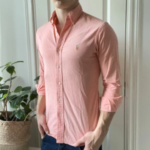 Ralph Lauren slim fit skjorta  - Ralph Lauren skjorta, inga defekter! Modellen är 180 cm 75 kg, passar honom bra! 👍 väldigt fint plagg som du kan köpa paket med andra i min profil 🫡, sjukt fin skjorta därav priset 