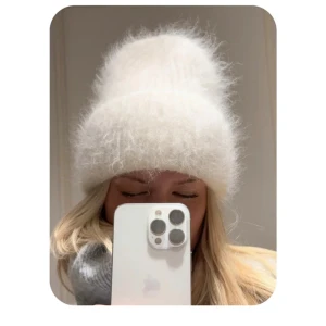 Alvii mössa  - Supermjuk och fluffig vit mössa från Alva Blomdahls märke Alvii🩷endast testad och har kvar orginalförpackningen😊😊😊