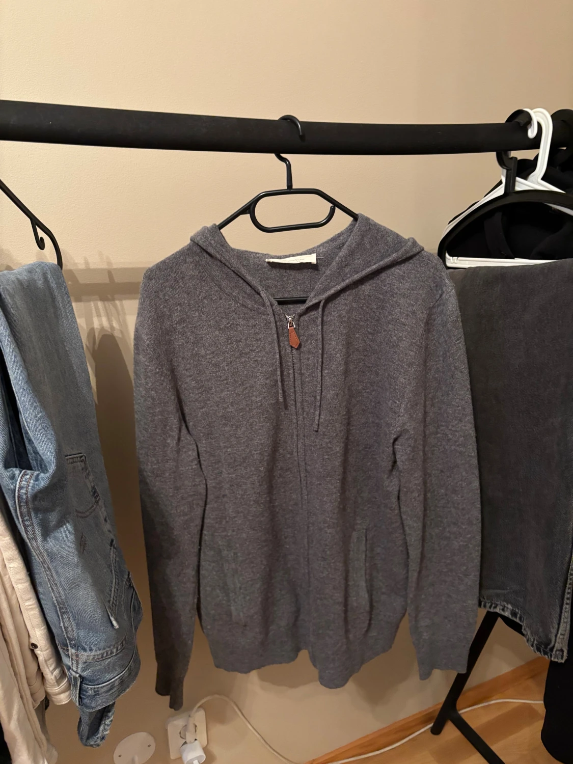 Grå hoodie i kashmir från Sayless