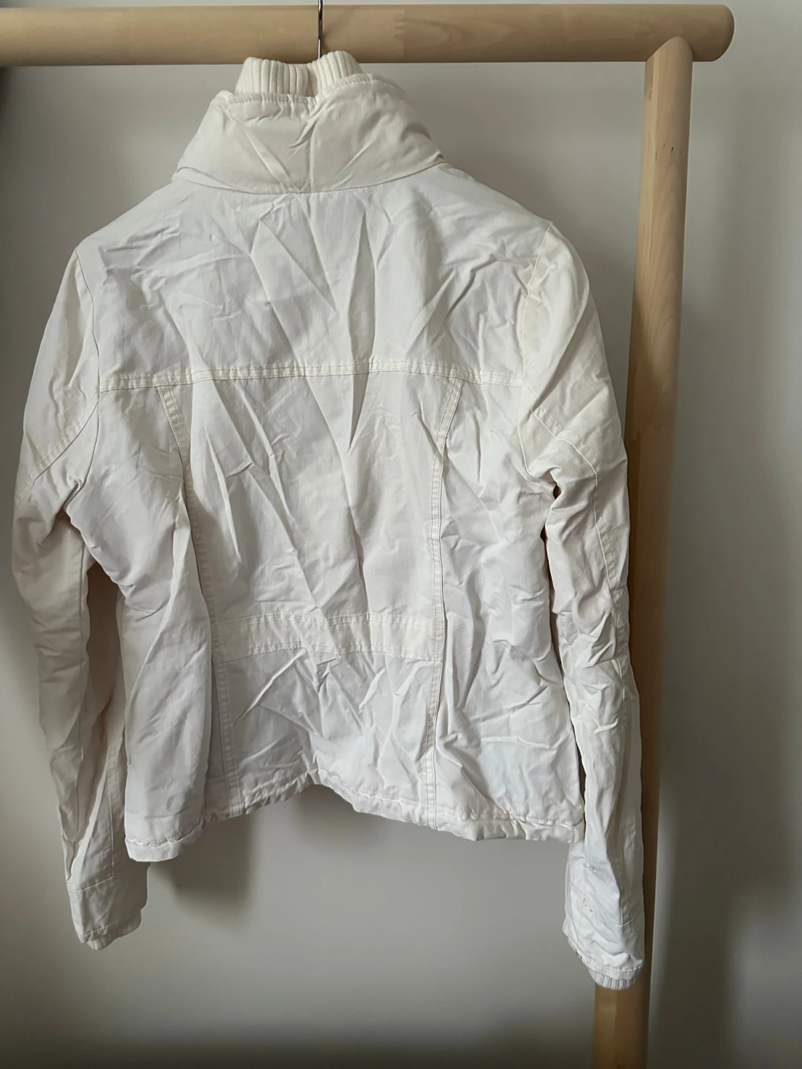 Vit vindjacka från Abercrombie - 1
