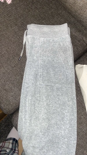 Grå juicy couture byxor  - Säljer mina gamla juicy couture byxor i storlek S då jag inte använder dem, så vill sälja till någon annan som vill ha ett par