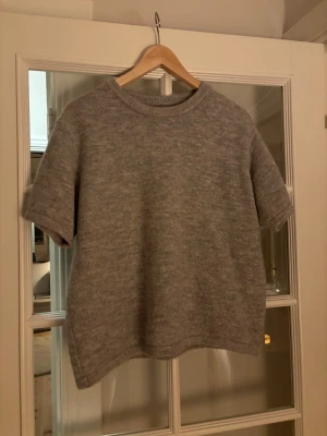 Stickad tröja från Gina Tricot - Superfin stickad tröja med kort ärm från Gina Tricot Young, storlek 170 passar mig som har XS/S annars 