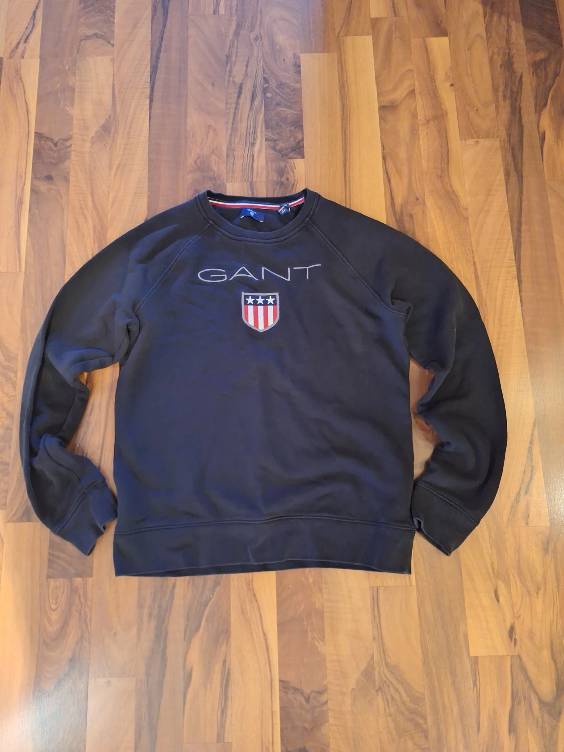 Svart sweatshirt från GANT med broderad logga