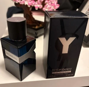 YSL Y EDP INTENSE  - Yves Saint Laurent Y Eau de Parfum Intense, 60 ml Originalförpackning medföljer. En modern parfym med aromatiska och fräscha dofttoner – perfekt för dig som vill sticka ut med en stilren och självsäker doft. Sparsamt använd, ca 90 % kvar.