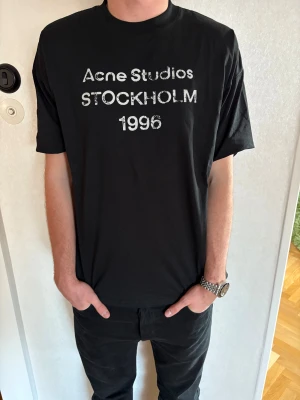 Acne studios t shirt - Säljer denna acne t shirten i topp skick. Modellen är 187. Skriv vid fler frågor och funderingar!