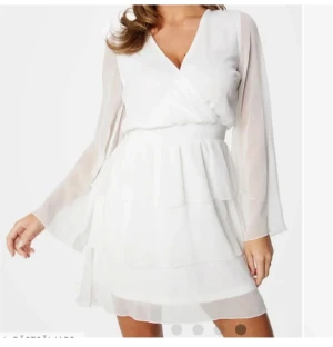 Studentklänning  - Perfekt klänning till studenten eller till andra festligheter💕💕Aldrig använd med prislapp kvar