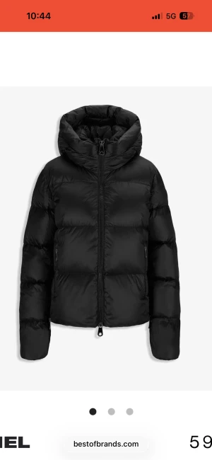 Svart dunjacka perfekt för vintern  - Svart dunjacka perfekt för vintern, passar till alla outfits. Håller en varm hel dagen, storlek M. Mycket bra skick. Köpte jackan för 6000kr