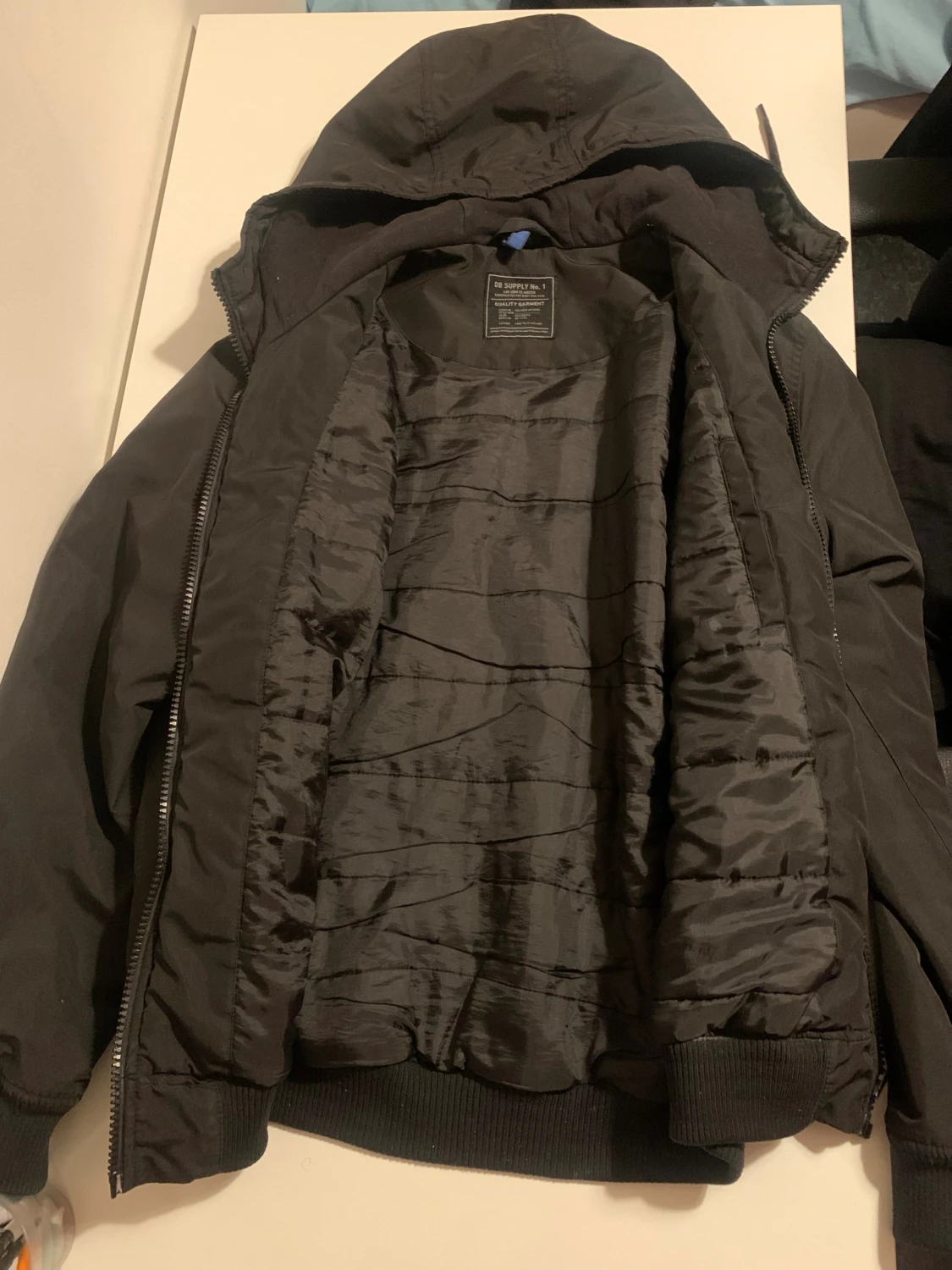 Svart bomberjacka med huva - 1