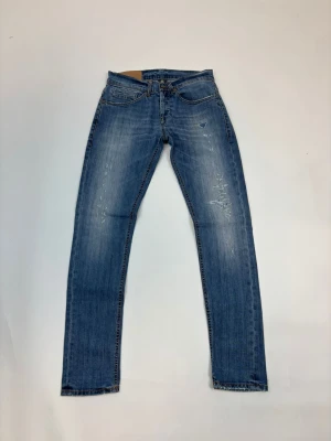 Dondup Jeans - Ett par riktigt snygga jeans från Dondup i storlek 29. Priset är 699  men kan gå ner vid snabb affär!