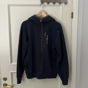 Sail racing Hoodie mörk blå - Sail racing hoodie bra skick annvänt i någon månad men hållt sig bra. Inga hål, dragkedian funkar som den ska