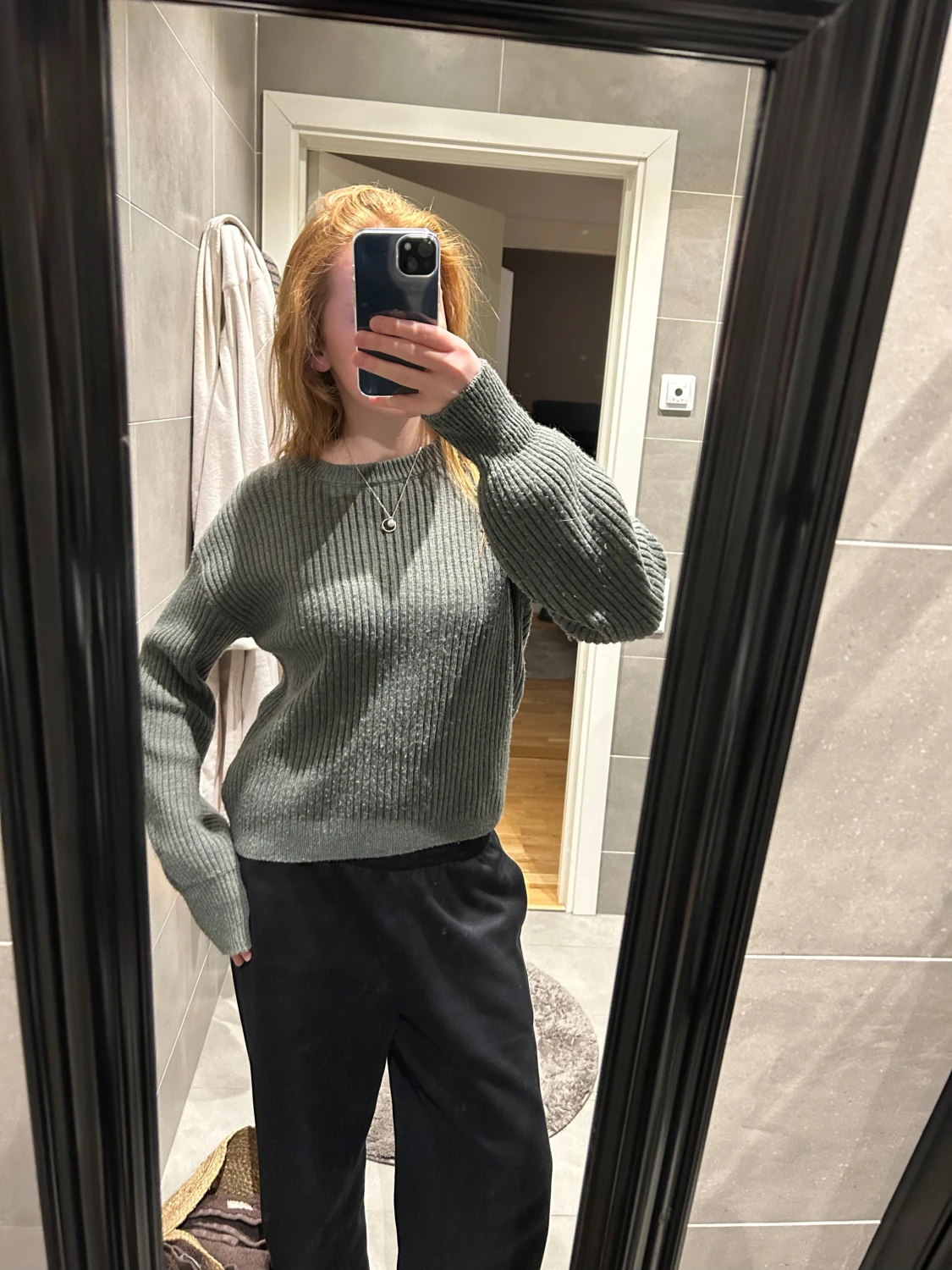 Grå ribbstickad tröja från NA-KD