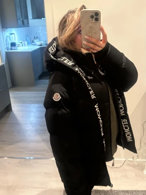 Moncler jacka  - As snygg moncler jacka som jag säljer åt min bror men den funkar för både killar och tjejer. Den har 2 lager vilket gör att man verkligen inte komma frysa. Pris kan diskuteras! 