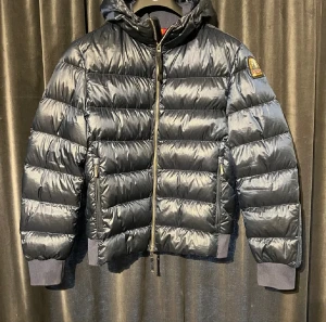 Parajumper Jacka - Mycket fin Parajumper sheen. Jackan är använd en vinter, så är i gott skick!