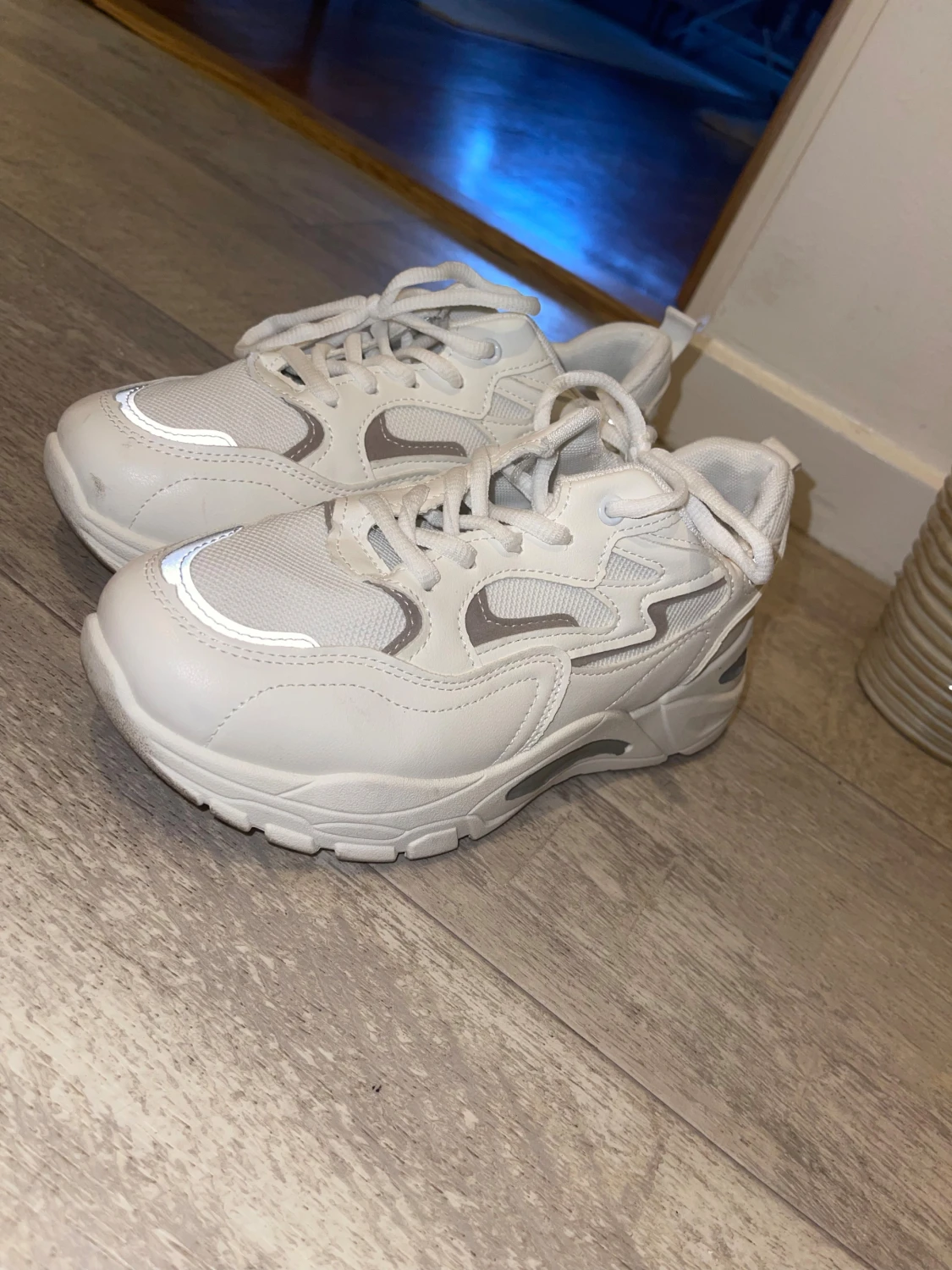 Chunky vita sneakers med grå detaljer