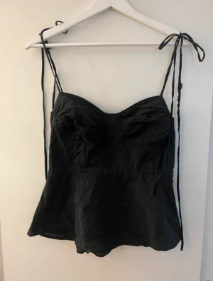 Fest topp  - Svart fest topp från Zara jätte fin.Storlek m men passar som s då den är mindre i storlek!jätte snygg
