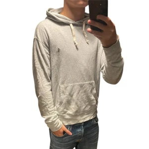 Ralph Lauren hoodie - Snygg tunn hoodie från Ralph Lauren. Bra skick. Modellen är 173cm, 64kg. Pris kan diskuteras!