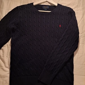 Snygg Ralph Lauren Tröja Kabelstickad  - Hej, jag säljer min jättefina Kabelstickade tröja från Ralph Lauren. Tröjan är i nyskick och är stl Xl 18-20 som är S/M. Tror den passar bäst M. Nypris ca 2000kr. Perfekt för Hösten/Vintern. Vid frågor eller funderingar angående tröjan kontakta mig.😊 Jag är öppen för prisförslag. Titta min profil för fler Ralph Lauren plagg och följ gärna min plick för flera snygga kläder främst från Ralph Lauren. 🌊🍾Mått: Längd 68cm och bred under armhålorna är 48cm