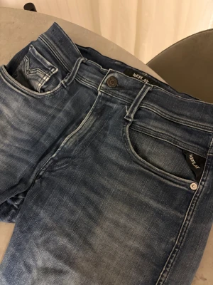 Replay Anbass blå jeans - Säljer ett par Replay Anbass jeans W31/L32 med ett mindre slitage på vänster ben annars i väldigt fint skick. 