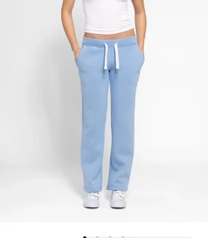 Russemerch  - Helt oanvända mjukisbyxor från russemerch i storlek m. Säljer de för att jag inte fattade hur man skickade tillbaka 😊💞 