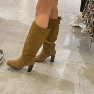 Bruna mocka boots - Bruna mocka boots från MANGO. Fint skick men lite skav på klacken. Nypris 1200kr. Storlek 38.