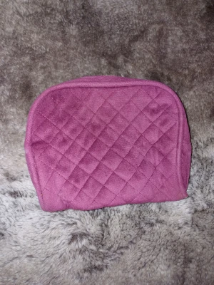  vinröd / rosa näsisär med dragkedja - Snygg vinröd / rosa näsisär med guldfärgad dragkedja. Insidan är fodrad i matchande vinrött / rosa  tyg och har ett fack för småsaker. Perfekt storlek för att ha med sig i väskan eller ha smink i ❤️ OBS kolla sista bilden 