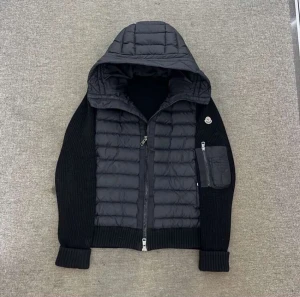 Moncler cardigan  - Hej! Jag säljer nu min moncler cardigan, skicket är 9,5/10 den är andvänt väldigt sparsamt och lite, andledningen varför den säljs är pågrund av att jag ändrade min personliga stil så har jag inte mer behov av den  längre. Den är äkta och köpt ifrån en butik i Sthlm som heter Nk, priset är hugget i Sten hör av dig vid minsta lilla fundering! 🙌😄