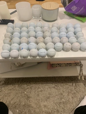 Pro V1, 56st - A/B klass. Visa har någon missfärgning/märke. Visa har någon ritat på eller någon logga. Om annat antal vill köpas kom med bud