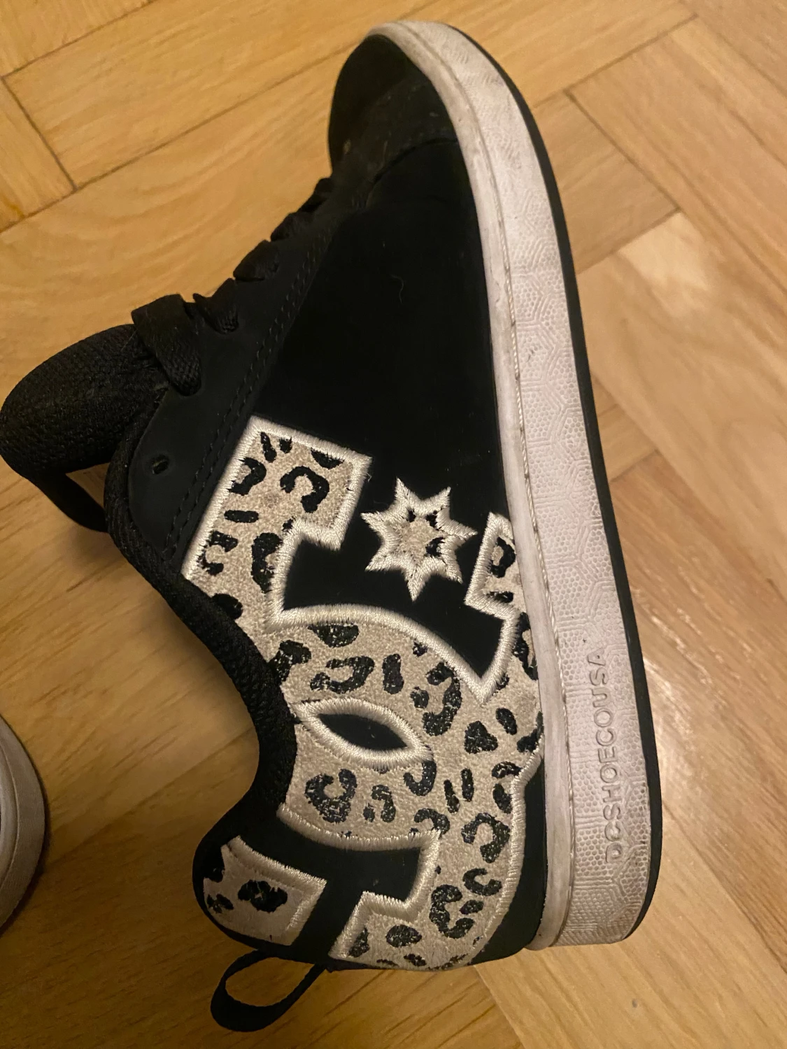 Svarta DC sneakers med leopardmönster - 3