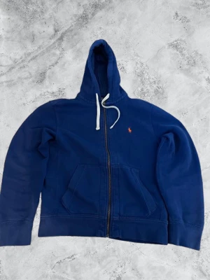 Polo Ralph Lauren - Hej, säljer min hoodie då den var för liten Inge håll, slitage eller blekning finns så hur fin som helst fraktar samma dag som den köps om det är innan 20:00. För mer frågor är det bara att skriva mvh TL
