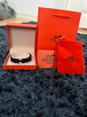 H armband - Säljer ett armband i nyskick och oanvänd allt i första bilden ingår