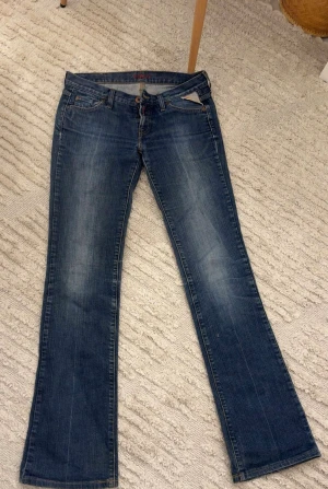 Replay bootcut jeans - Snygga blå jeans från Replay med bootcut passform. midjemått är 38-39 och innebenslängd är 85
