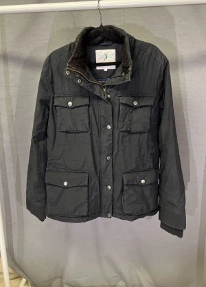 Field jacka fodrad - En supersnygg field jacka som är fodrad! Så perfekt vinterjacka som är sjukt snygg och stilren! Modellen är 179cm. Hör av dig vid minsta fundering 🤩