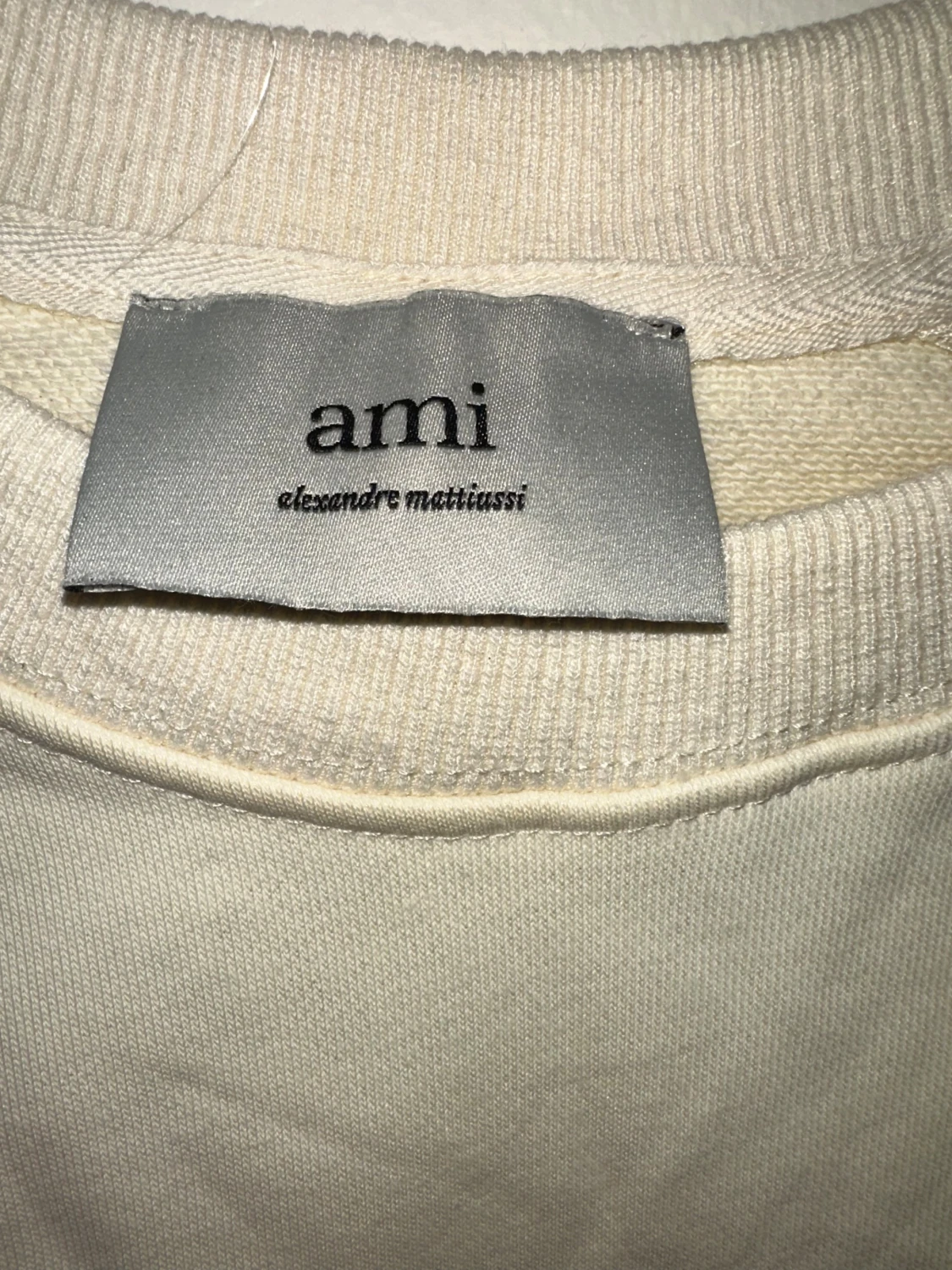 Beige sweatshirt från Ami med rött hjärta - 1