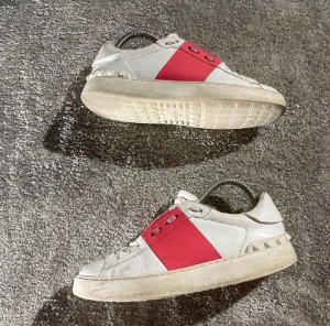 Valentino open - Hej! Säljer nu mina skor från märket Valentino, storlek 37, bra skick, givetvis äkta. Tveka inte på att höra av dig om du har frågor eller funderingar kring skorna! 