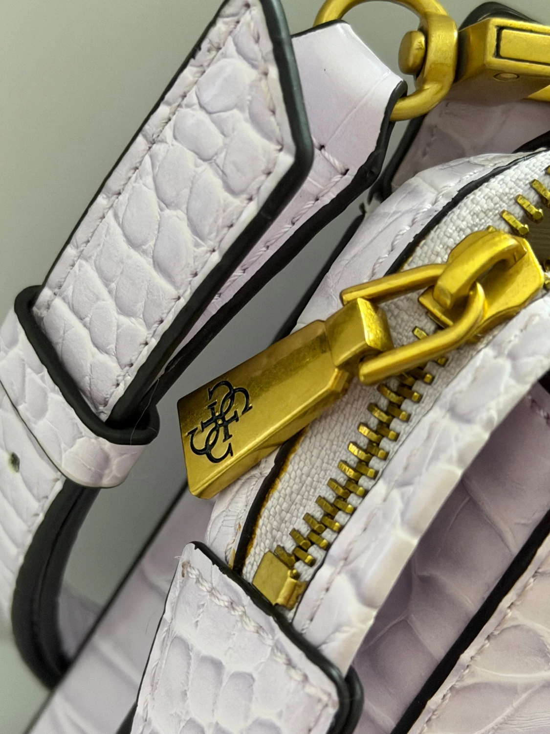 Ljuslila handväska från Guess - 5