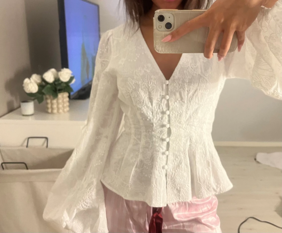 Vit broderad blus från Adoore