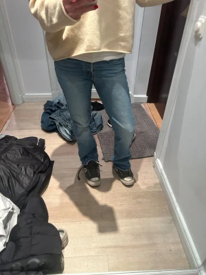 Levi's 501 blå jeans boot cut  - Säljer ett par klassiska Levi's 501 jeans i ljusblå tvätt. Modellen har bootcut passform, normal midja och fem fickor, storlek 27/32, inga defekter köpta för 1200 kr säljer för 500 kr