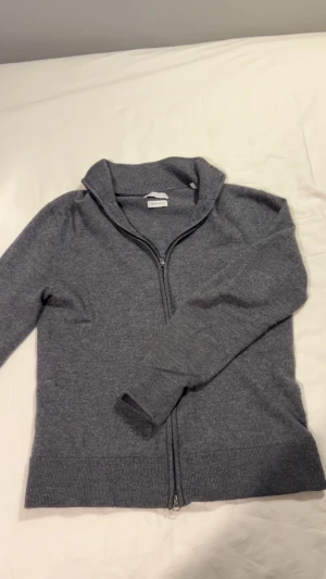 Grå merinoull kofta These Glory Days - Snygg grå kofta från These Glory Days i mjuk superior merinoull. M sitter som S. Rätt så dyr ny. Priset ej hugget i sten. Hör av er!