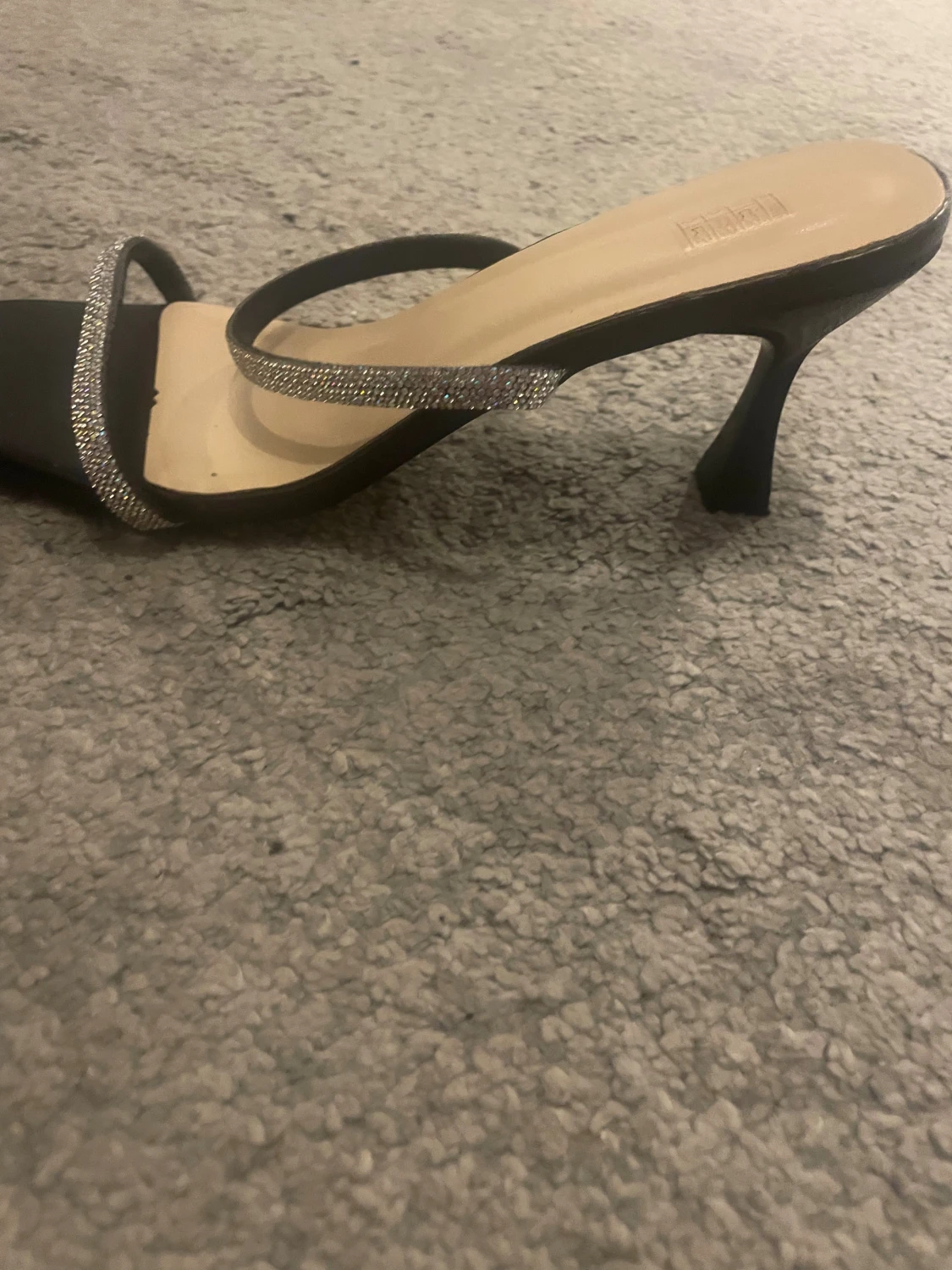 Svarta klackar med glittriga remmar - 3