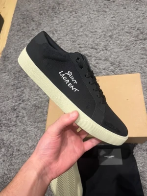 Saint Laurent skor - Helt nya och oanvända Saint Laurent skor, 10/10 skick. Som ni ser på bilderna så är det inte original boxen, jag har tyvärr slarvat bort boxen pga en flytt. Men jag kan frakta den i en annan box så att skorna inte blir skadade under frakten. Jag har därför lagt priset på mindre än vad jag hade tänkt, eftersom boxen är borta. Skorna är i storlek 43 och sitter som vanliga 43 skor, men om man måste välja om de är stora eller små i storlek så hade jag sagt små. Riktigt fina, rekommenderar starkt!