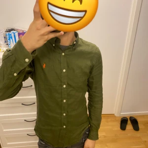 Polo Ralph lauren skjorta - Hej! Säljer en mörkgrön polo Ralph lauren skjorta i storlek small väldigt fräsch skick 9,5/10 hör av er för mer info /// 